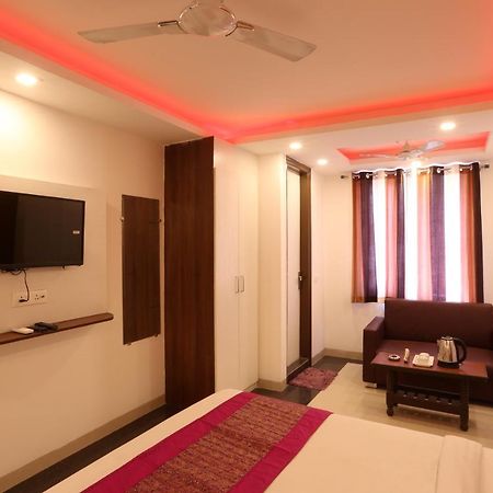 Hotel Sky Wood At Airport Ню Делхи Екстериор снимка