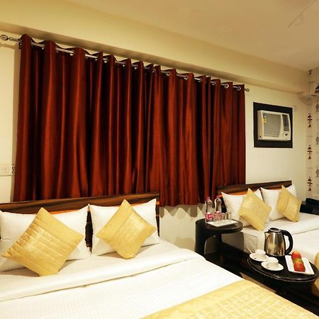Hotel Sky Wood At Airport Ню Делхи Екстериор снимка