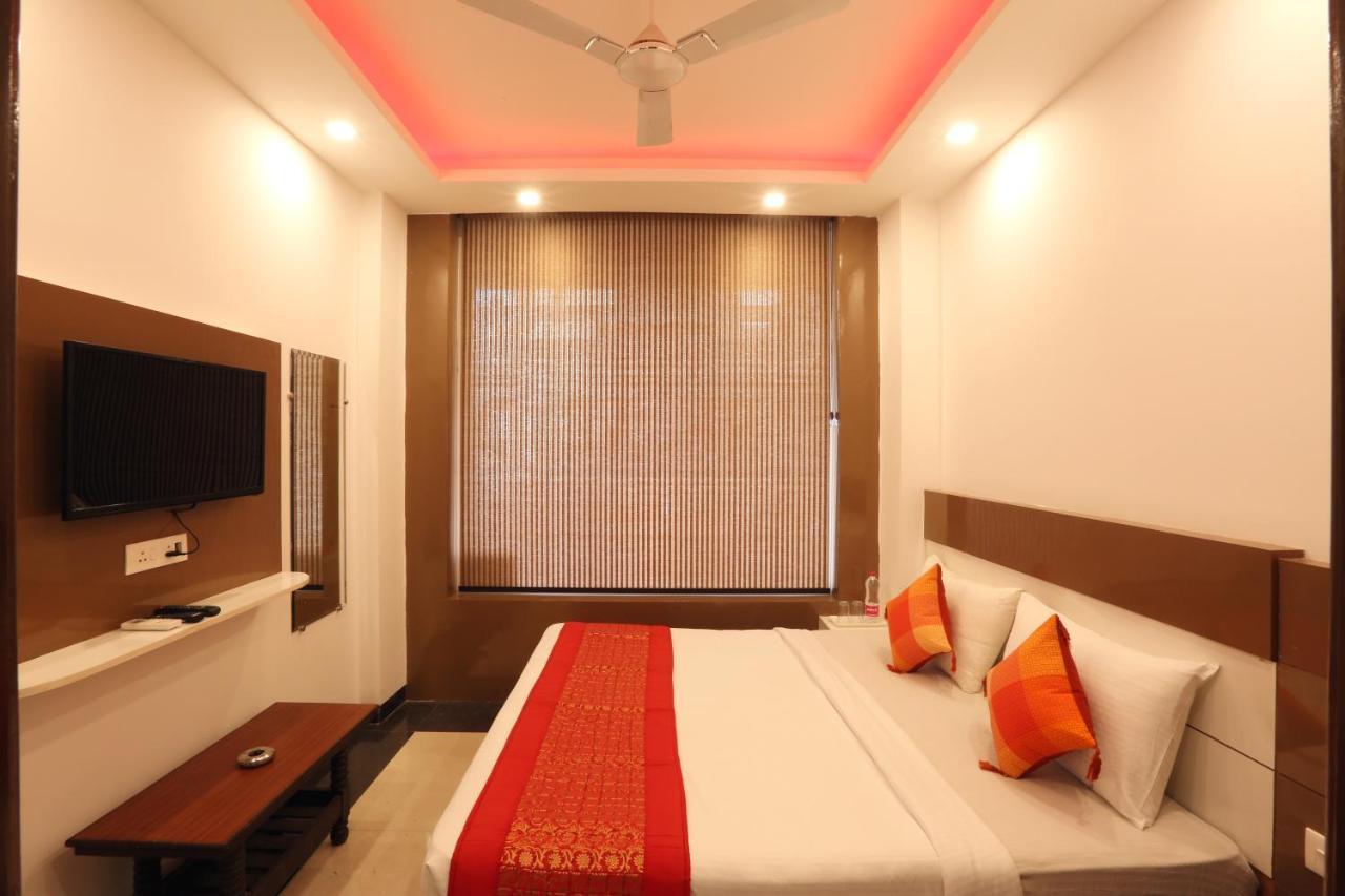 Hotel Sky Wood At Airport Ню Делхи Екстериор снимка