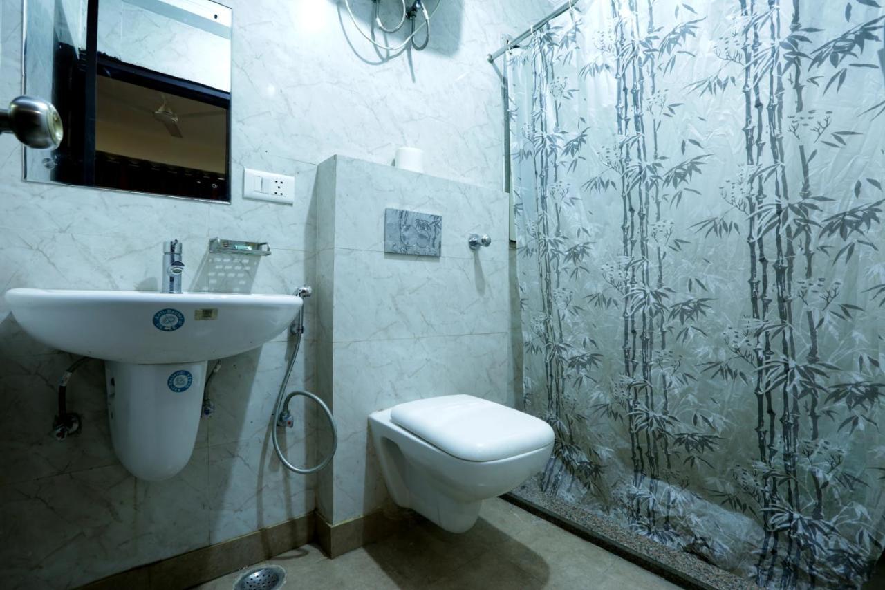 Hotel Sky Wood At Airport Ню Делхи Екстериор снимка