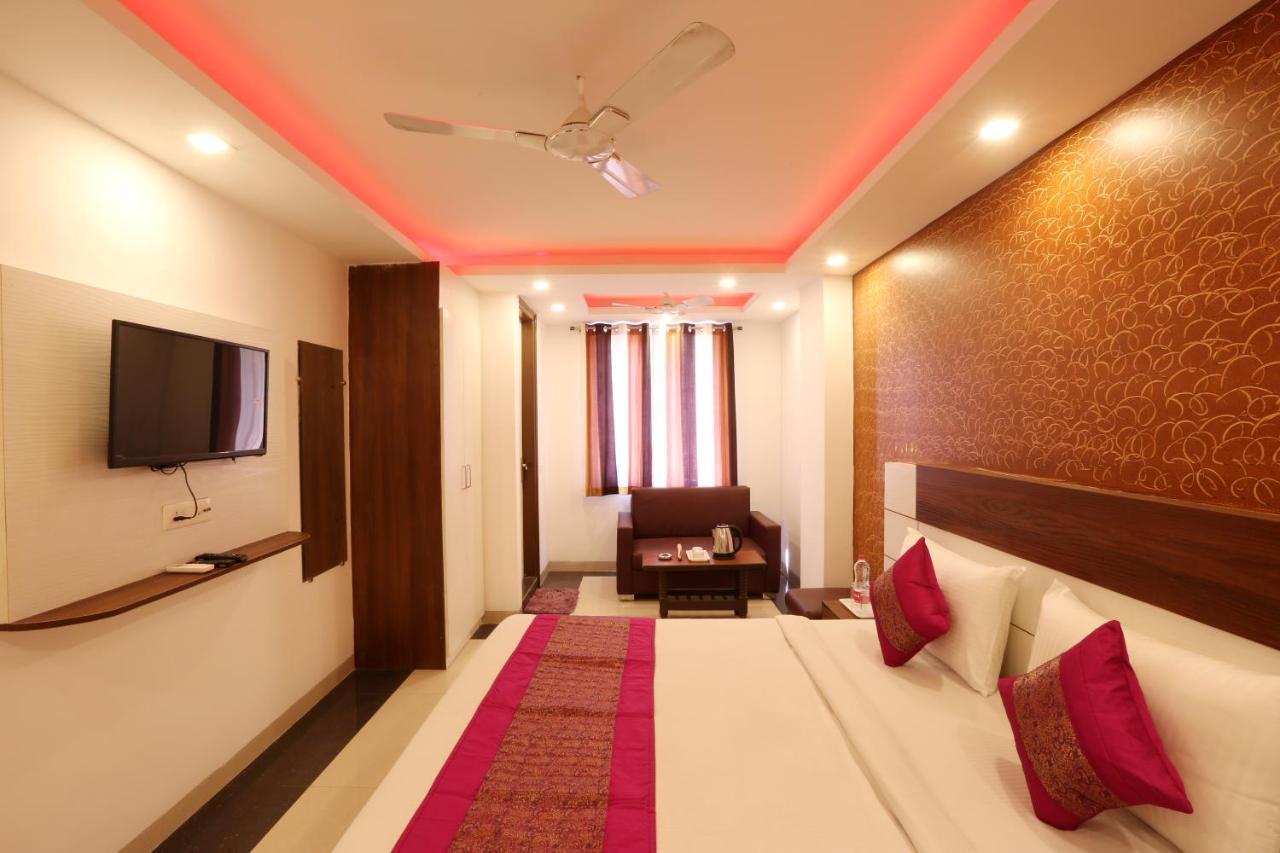 Hotel Sky Wood At Airport Ню Делхи Екстериор снимка