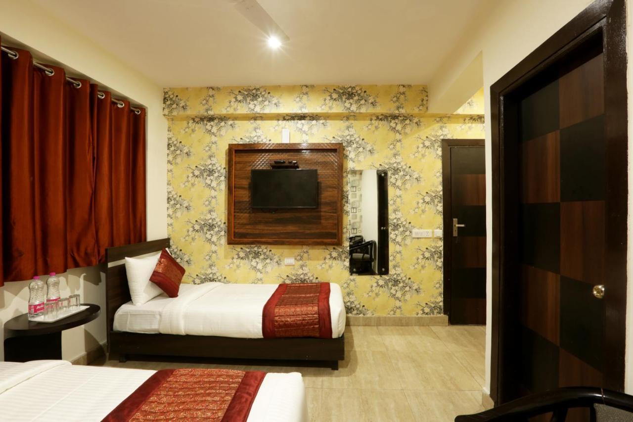 Hotel Sky Wood At Airport Ню Делхи Екстериор снимка