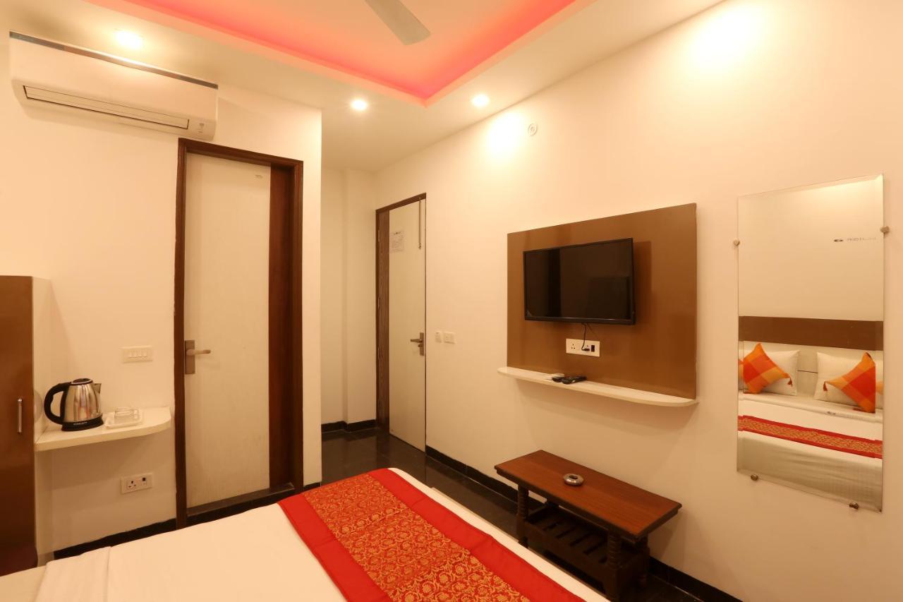 Hotel Sky Wood At Airport Ню Делхи Екстериор снимка