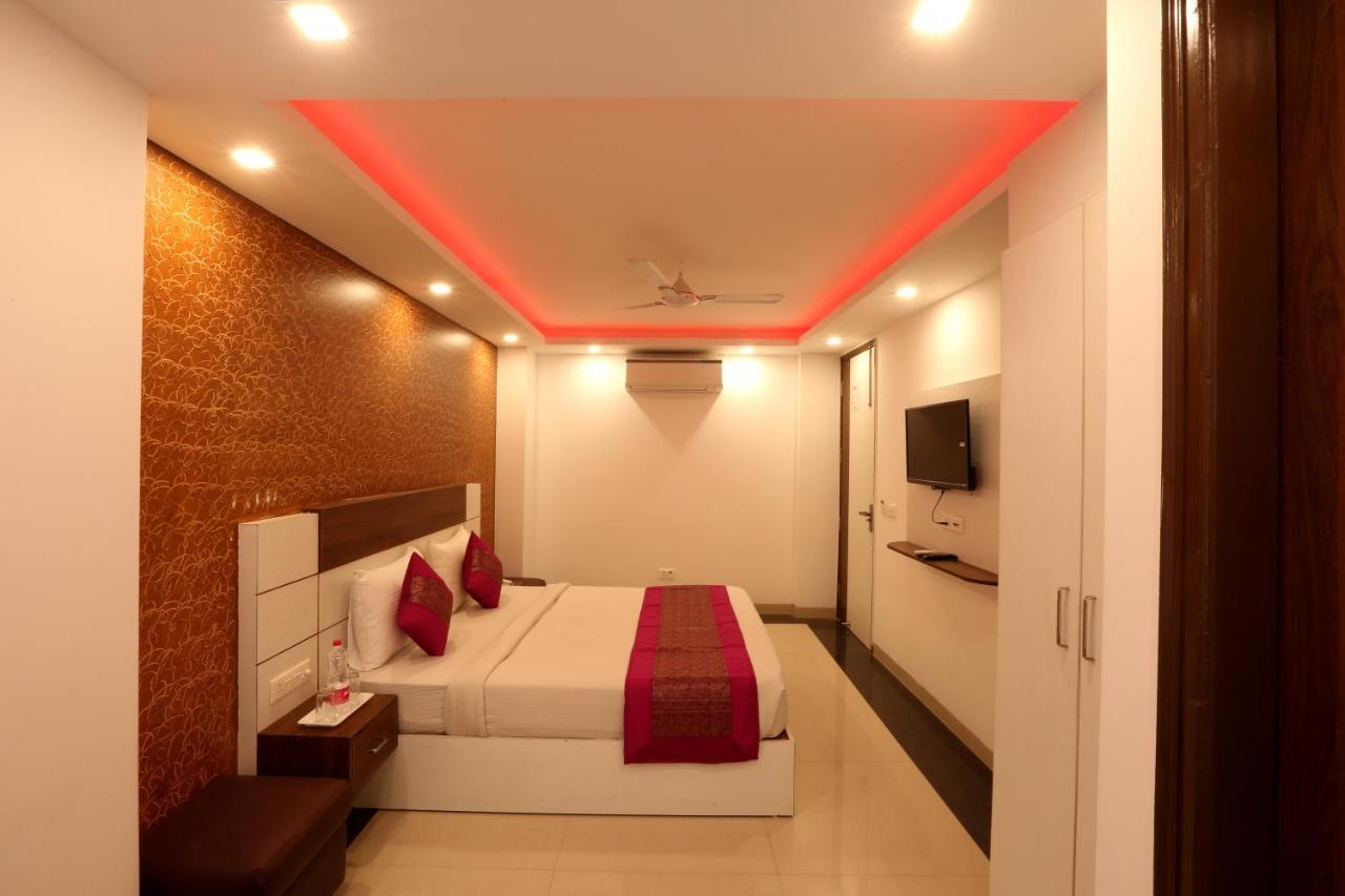 Hotel Sky Wood At Airport Ню Делхи Екстериор снимка