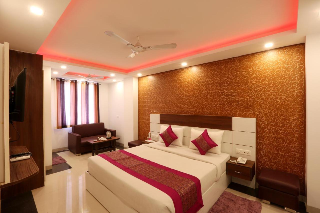 Hotel Sky Wood At Airport Ню Делхи Екстериор снимка