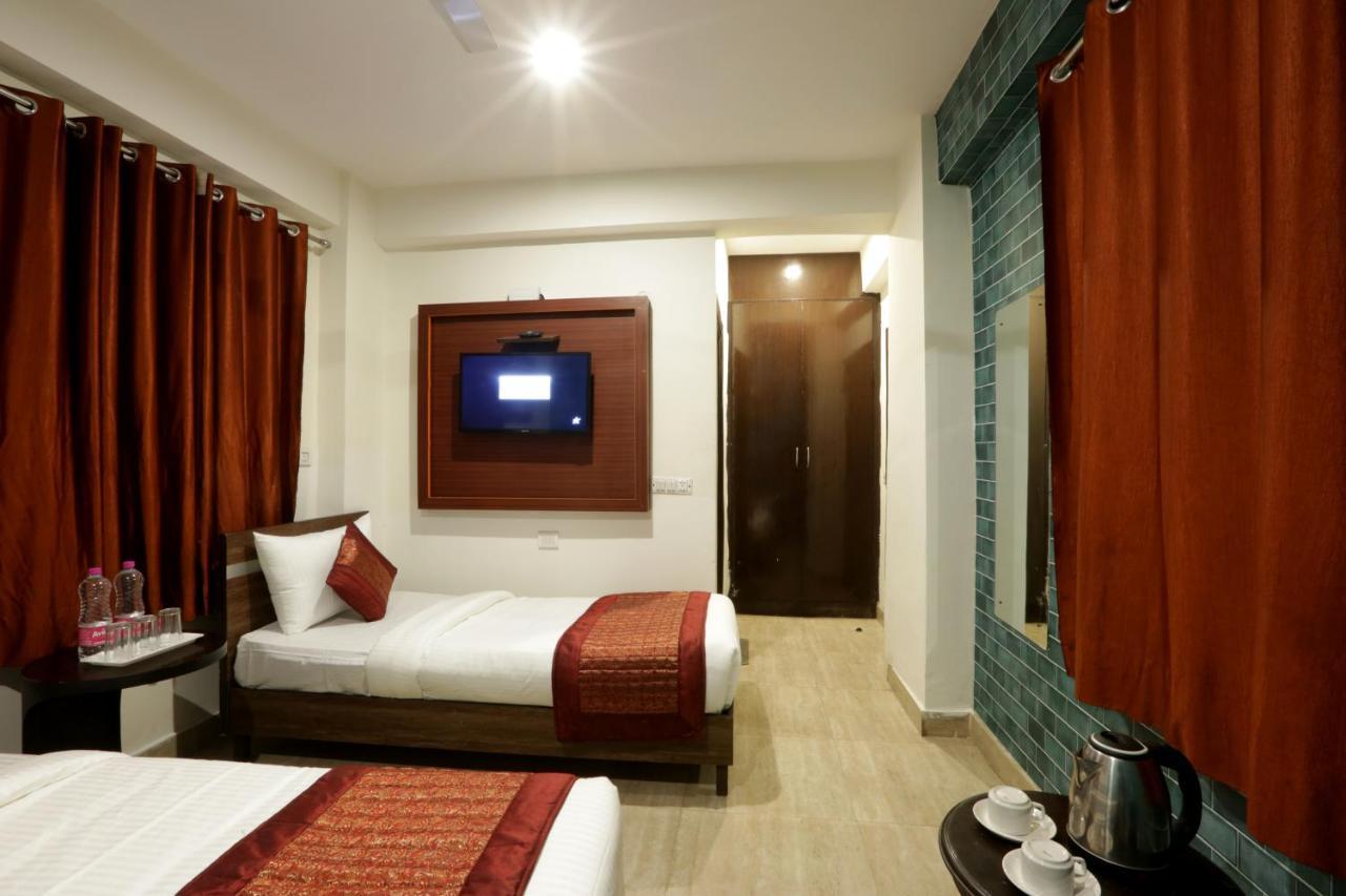 Hotel Sky Wood At Airport Ню Делхи Екстериор снимка